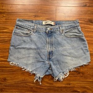 Vintage Y2K Levi’s 560 Cut Off High Waist Relaxed Fit Mom Denim Shorts Size 32